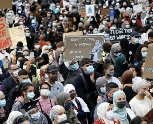 تظاهرات ٤٠٠٠ نفری زنان باحجاب و بی‌حجاب عليه ممنوعيت حجاب در بروكسل