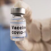 کادر درمانی آمریکا هم از توقف واکسیناسیون با فایزر و مدرنا خبر دادند!